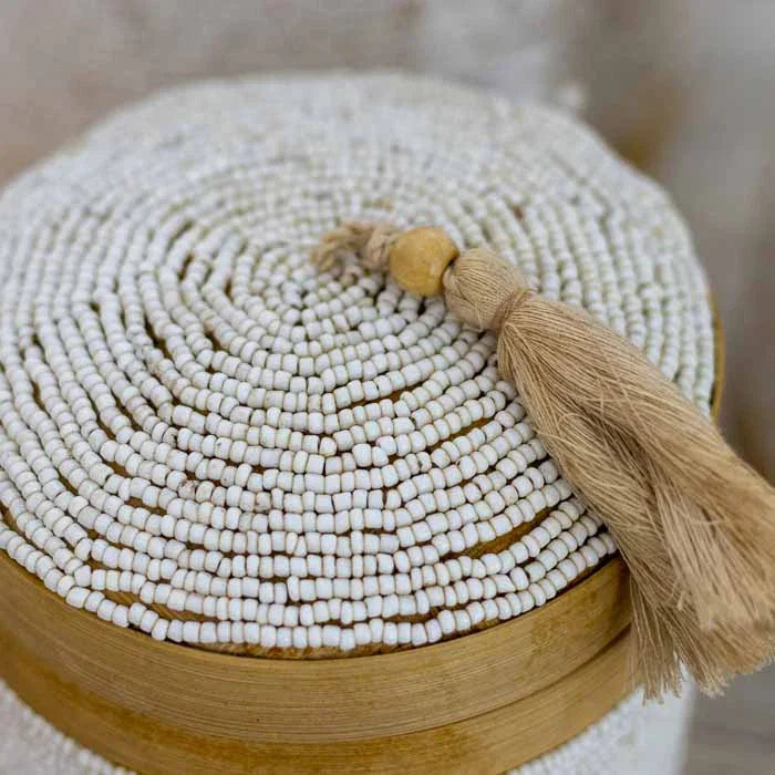 Potes redondos estilo boho chic com padrões geométricos em relevo feitos à mão.