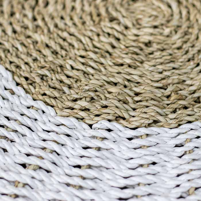 Detalhe da fibra natural trançada para compor sua decoração boho chic e biofílica.