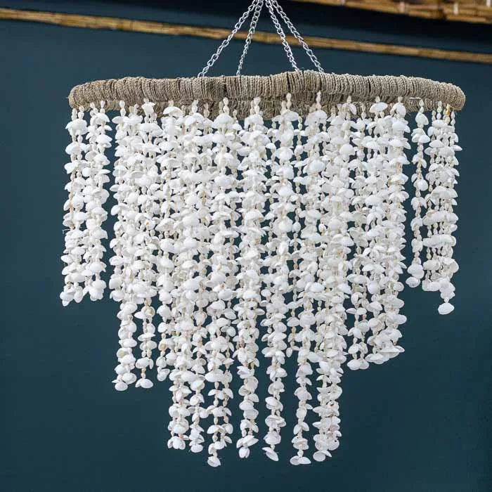 Lustre decorativo artesanal feito à mão em Bali com camadas de conchas naturais sobrepostas.