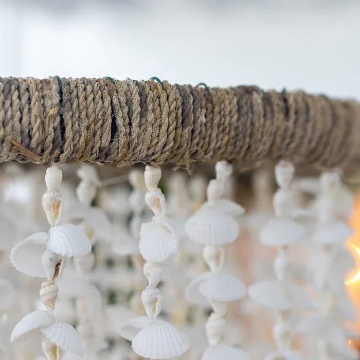 Escultura suspensa em conchas da Indonésia, com visual leve e acabamento artesanal.