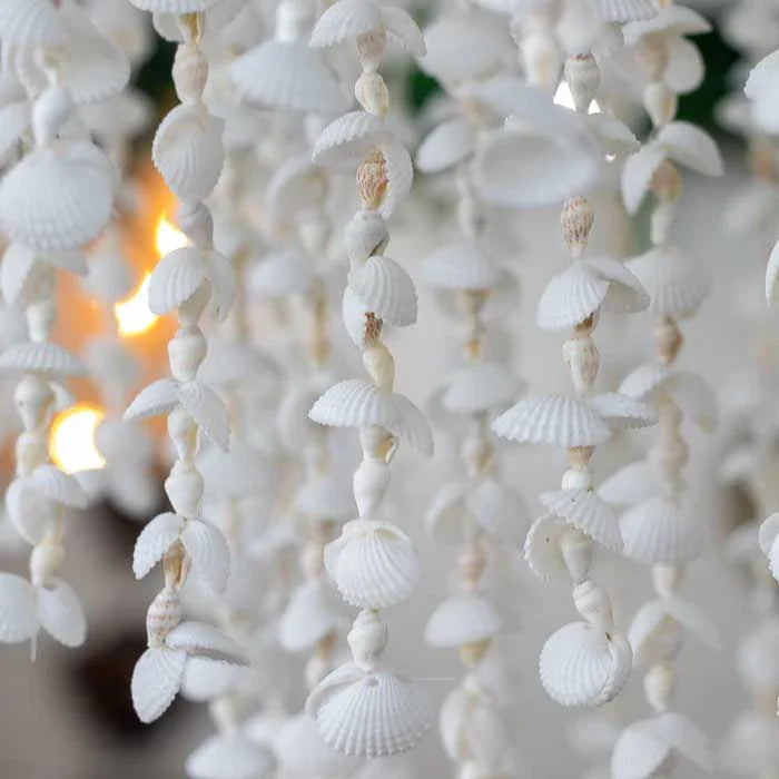 Arte balinesa para pendurar, feita com conchas naturais e ideal para decoração com estilo praiano.