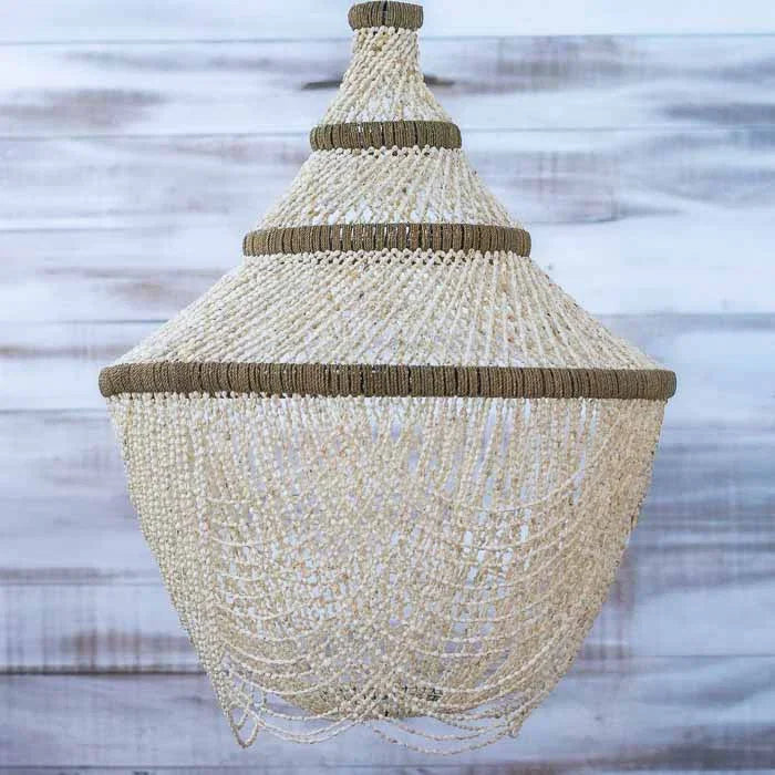 Lustre decorativo feito com conchas naturais sobrepostas, produzido artesanalmente em Bali.