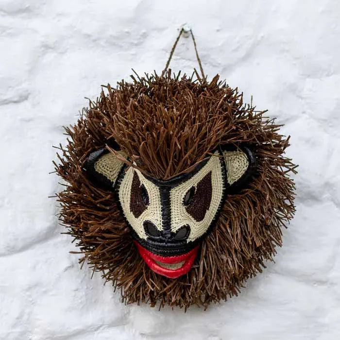 Arte indígena Wounaan: máscara de macaco em fibras de palmeira panamenha para decoração.