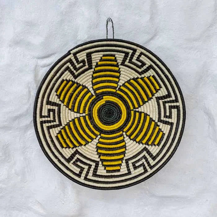 Detalhe da trama fechada e firme de cesta rasa feita com folhas de palmeira chunga.