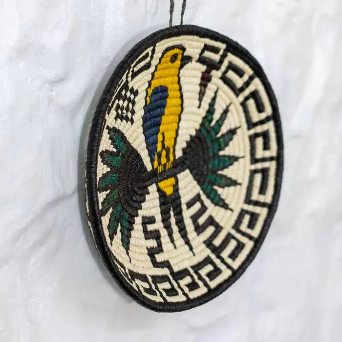 Objeto de colecionismo de arte indígena com desenhos tribais simétricos tecidos em fibra sustentável.