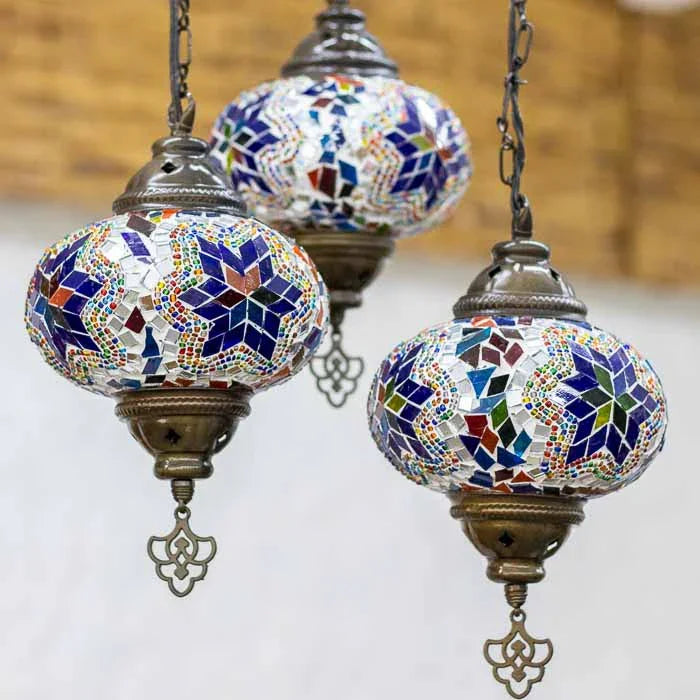 Lustre antik em bronze com 3 cúpulas coloridas.