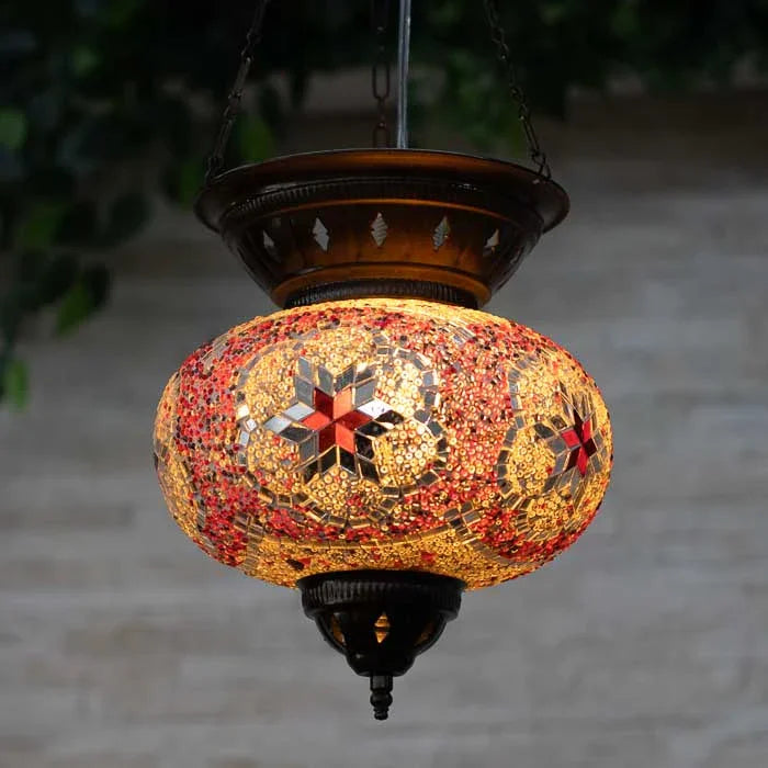 Luminária artesanal de Mosaico Turco, que cria um efeito de luz colorido e quente.