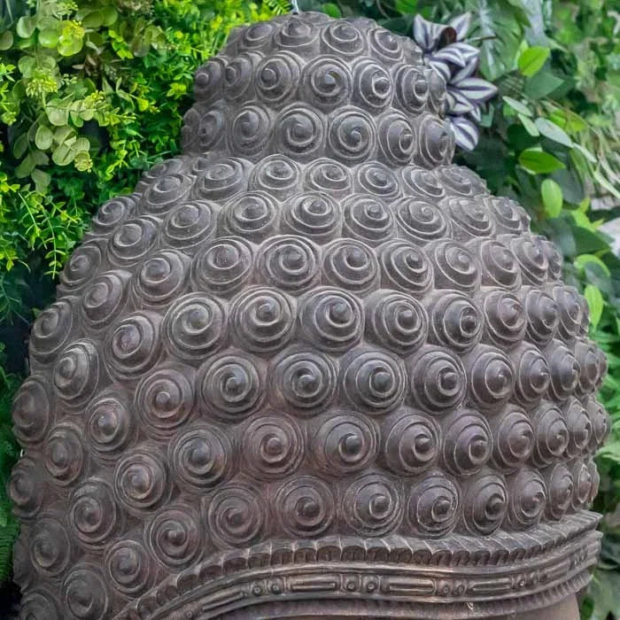 Peça decorativa monumental de Buddha Tailandês em madeira rústica com entalhes minuciosos na coroa de caracóis.