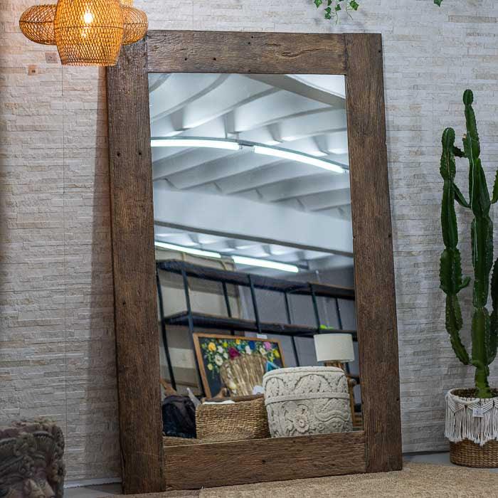 Objeto decorativo para espelho, feito à mão com madeira tropical da Indonésia.