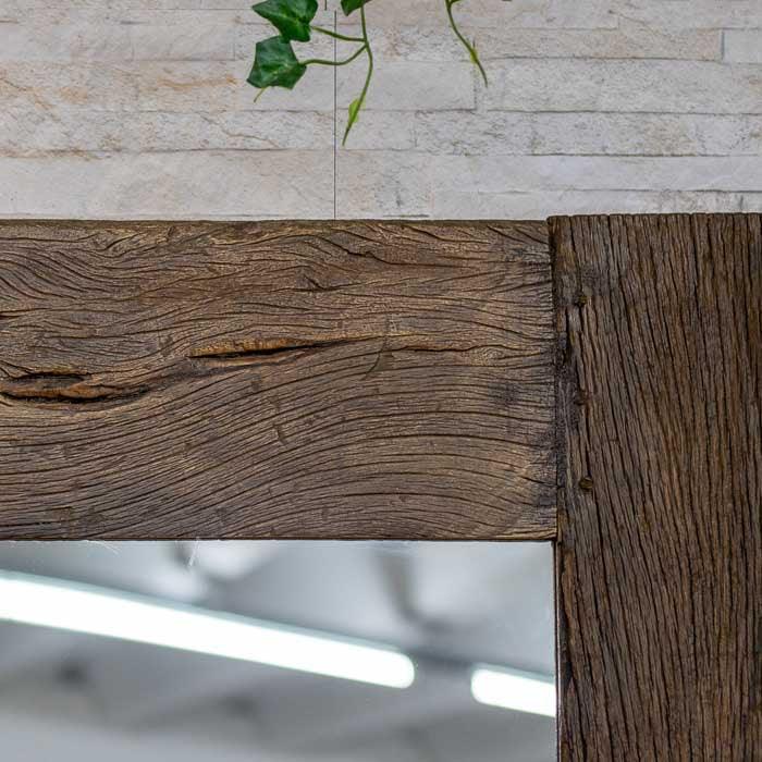 Moldura em madeira maciça com veios marcantes e origem balinesa.