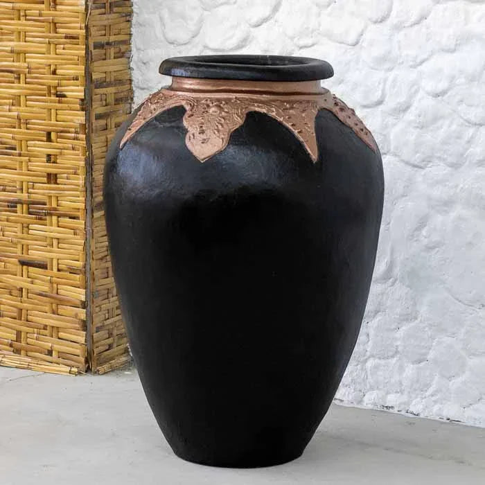 Vaso decorativo grande em terracota feito à mão em Bali.