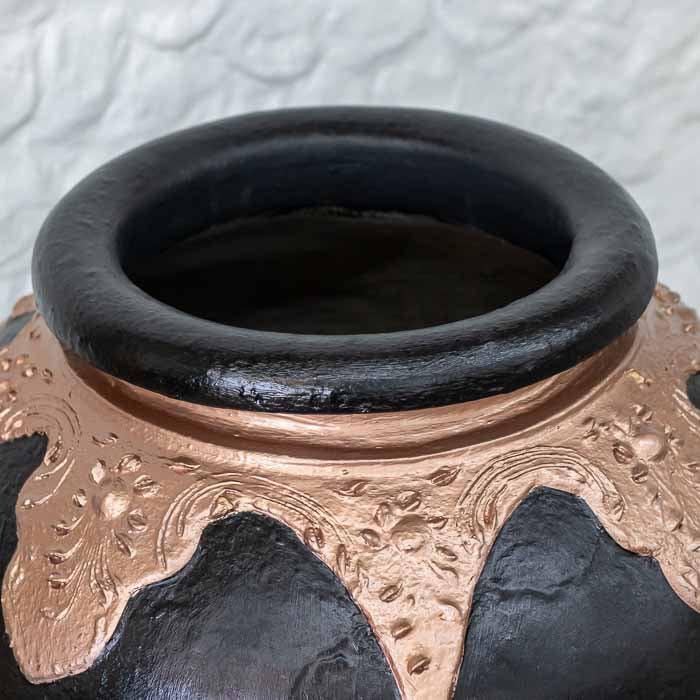 Vaso étnico Gentong em terracota rústica de Bali.