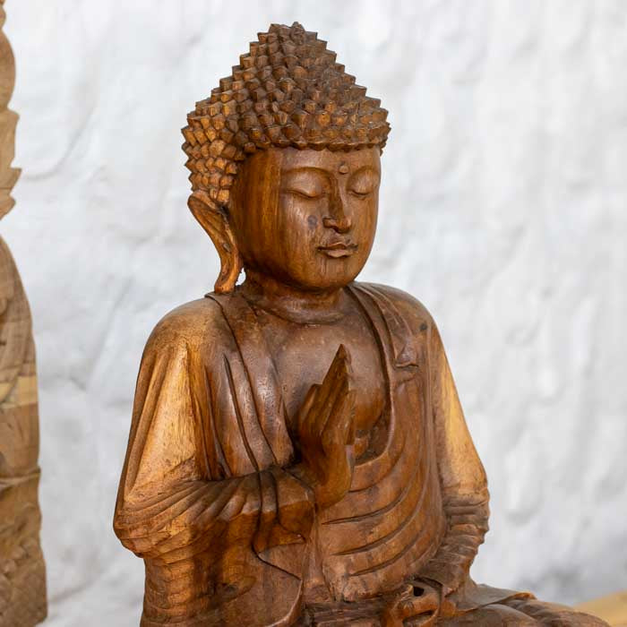 Peça espiritual de Bali feita à mão com expressão calma e acabamento natural.