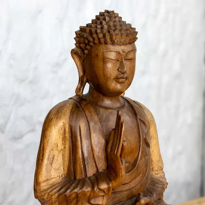Escultura espiritual de Buda em posição de meditação feita à mão.