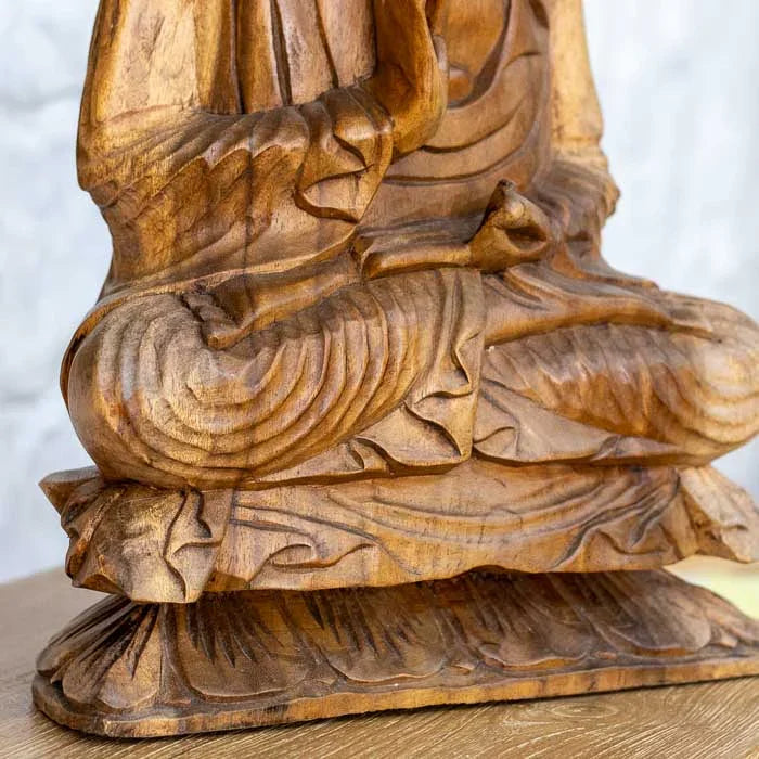 Escultura Buda Meditando artesanal entalhada em madeira natural de Bali.
