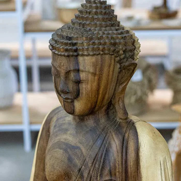 Obra em madeira de 102cm representando o Buda em postura serena, talhada com precisão por artesãos de Bali