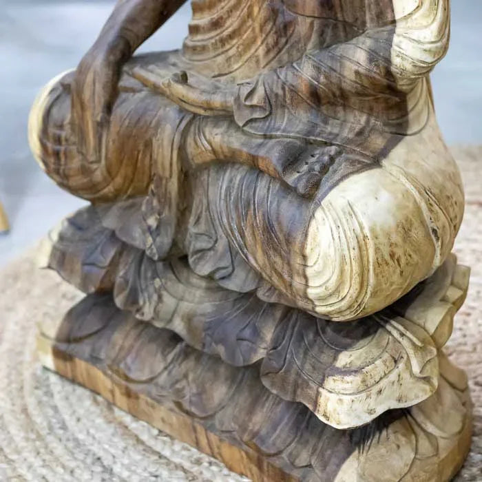 Figura espiritual de Buddha esculpida manualmente em madeira, com entalhes profundos e expressão meditativa