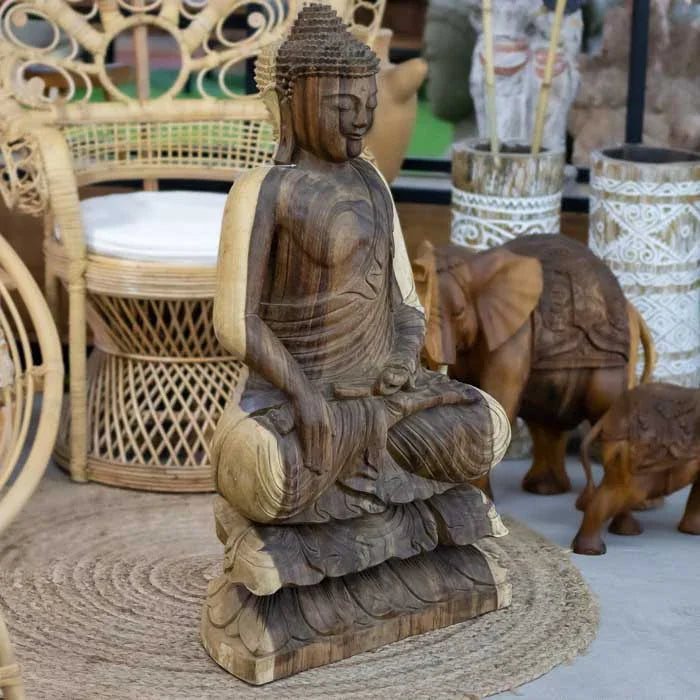 Escultura balinesa com representação de Buddha em posição de paz, feita em madeira e entalhada com técnicas tradicionais