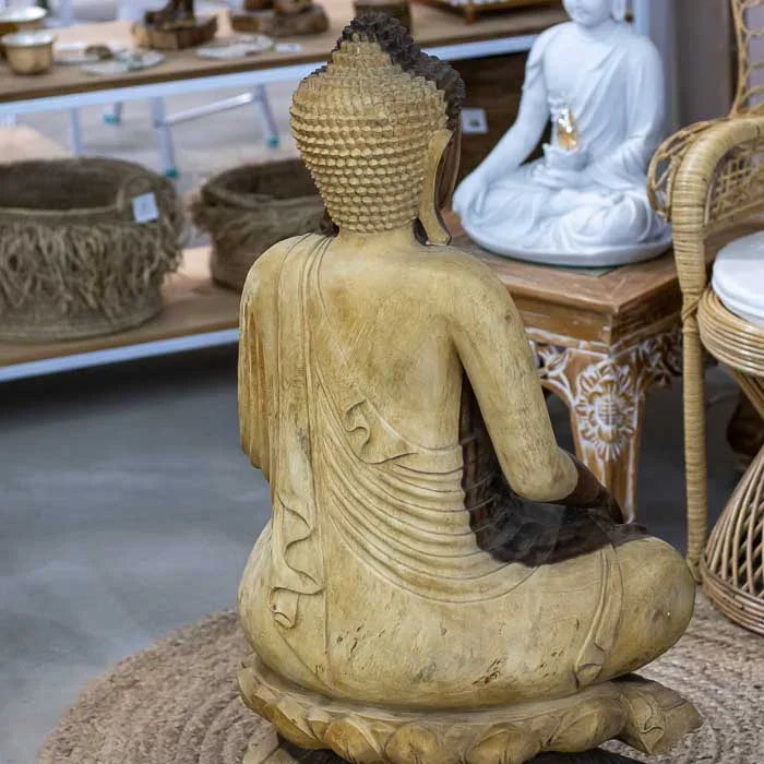 Estátua de Buda com acabamento rústico em madeira, feita artesanalmente em Bali com design étnico e elegante