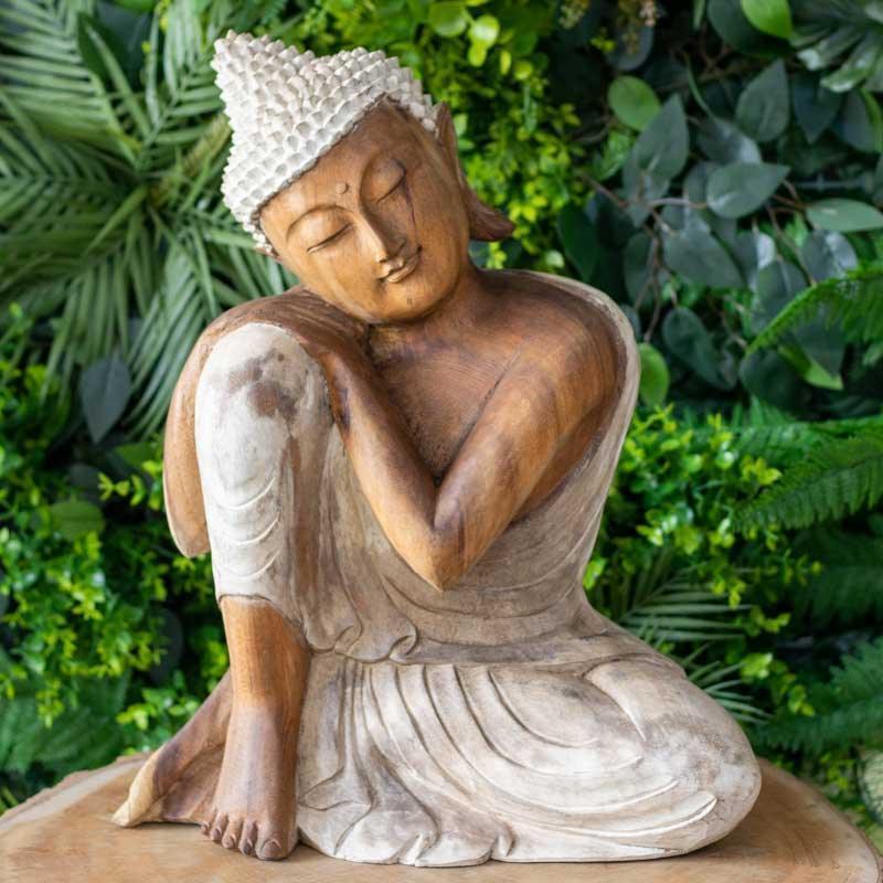 Escultura Buda relaxando em madeira artesanal com pátina de Bali.