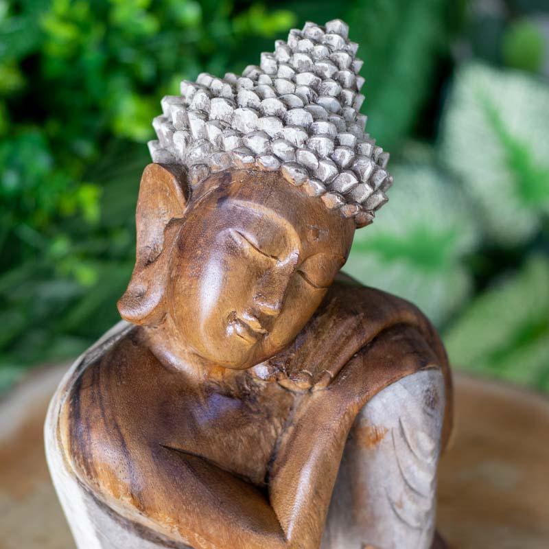 Estátua Buda relaxado em madeira pátina, peça artesanal balinesa.