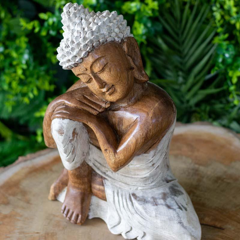 Estátua espiritual Buda em madeira pátina feita por artesãos de Bali.