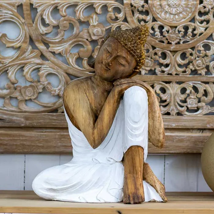 Estátua Buda relaxando artesanal de Bali.