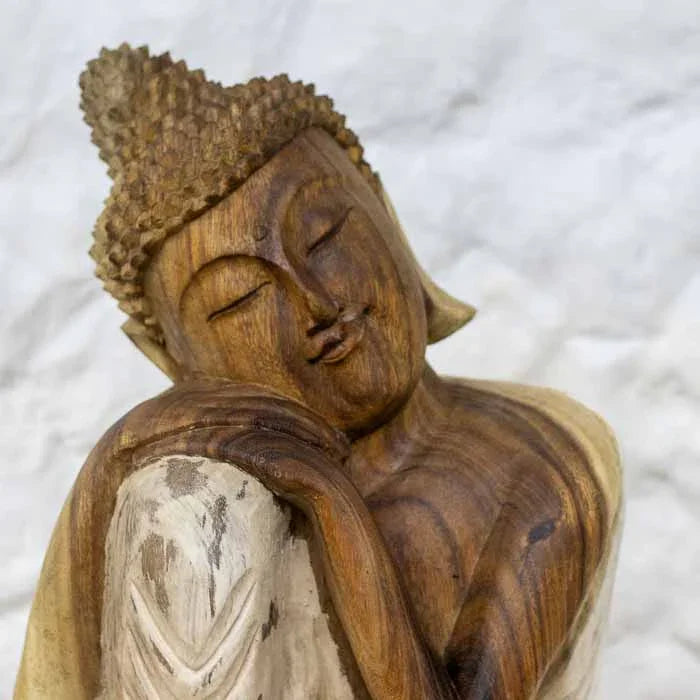Decoração zen com buda relaxando em madeira pátina.