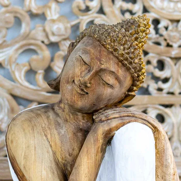 Decoração zen com buda relaxando em madeira pátina.