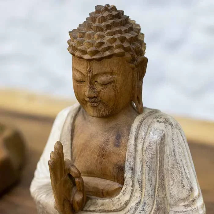 Buda em madeira com mando pátina entalhado a mão importado da Indonésia para seu decor zen.