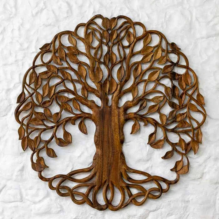 Mandala de madeira maciça de 100cm destacando as raízes e folhas esculpidas à mão.