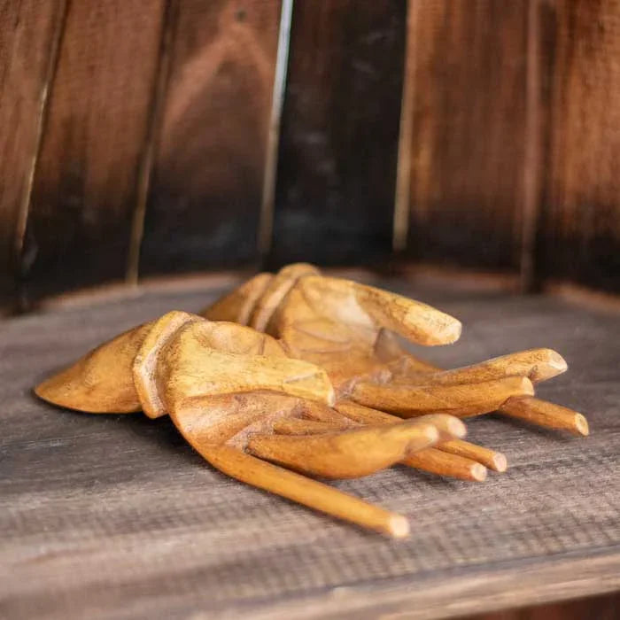 Porta-cartões artesanal mãos entalhado em madeira natural de Bali.