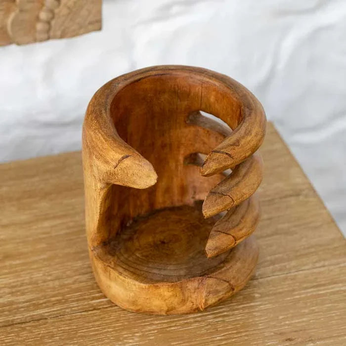 Suporte para garrafa de vinho artesanal com design de mão balinesa.