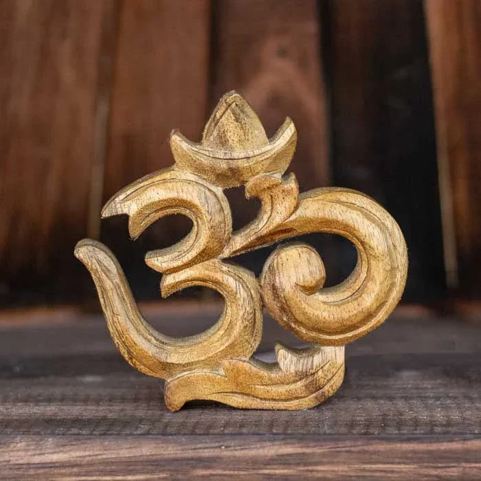 Escultura Om artesanal em madeira natural entalhada à mão em Bali.