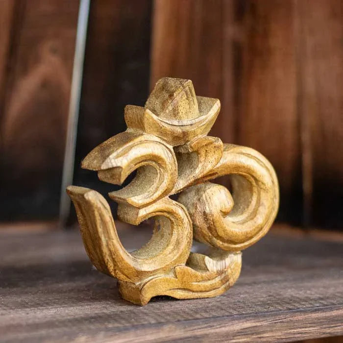 Peça espiritual em madeira representando o símbolo sagrado Om.