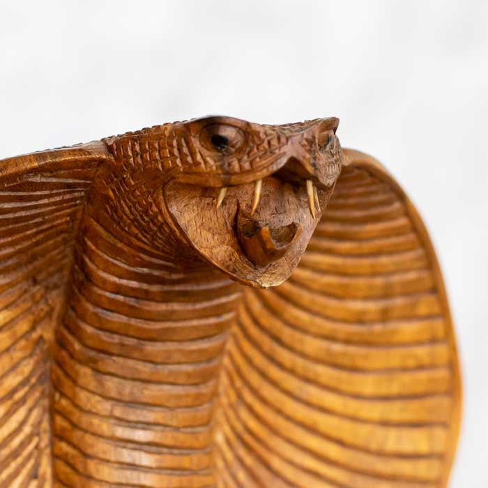 Escultura de serpente Naja representando sabedoria e proteção espiritual.