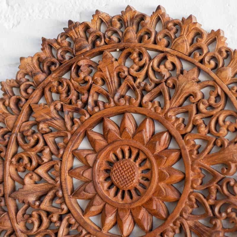 Mandala circular de madeira com entalhe floral detalhado e vazado esculpida à mão em Bali.