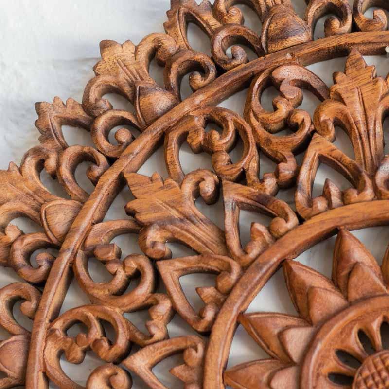 Decoração de parede sofisticada com mandala floral em tons quentes de madeira.
