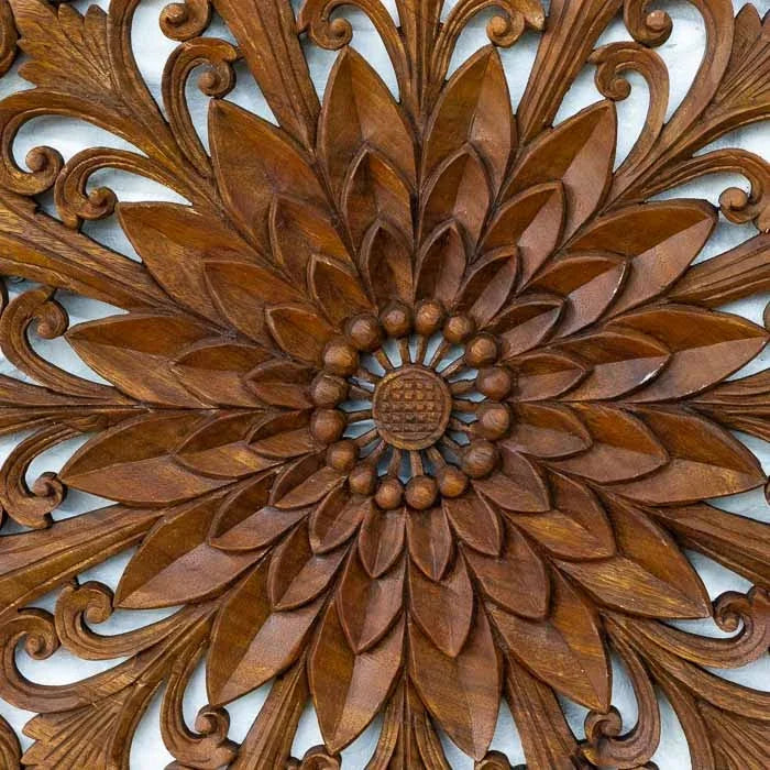 Mandala de parede circular com acabamento em pátina branca envelhecida estilo boho chic.