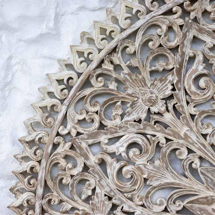 Objeto de luxo artesanal da Arte e Sintonia: mandala de madeira suar importada da Indonésia.