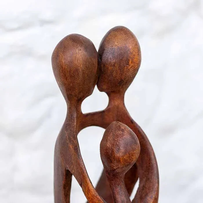 Objeto de decoração com significado: escultura de família da Arte e Sintonia em madeira natural.