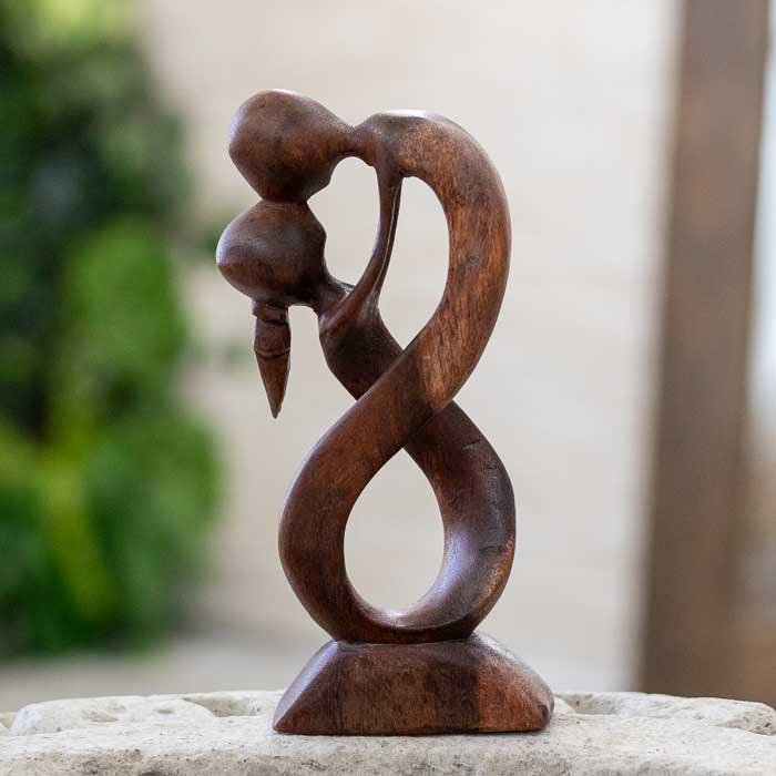Arte abstrata balinesa em madeira com curvas orgânicas e significado afetivo.