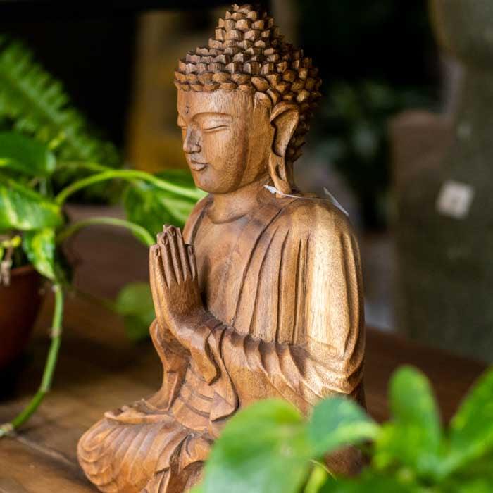 Escultura Buda Meditando entalhada à mão em madeira natural de Bali.