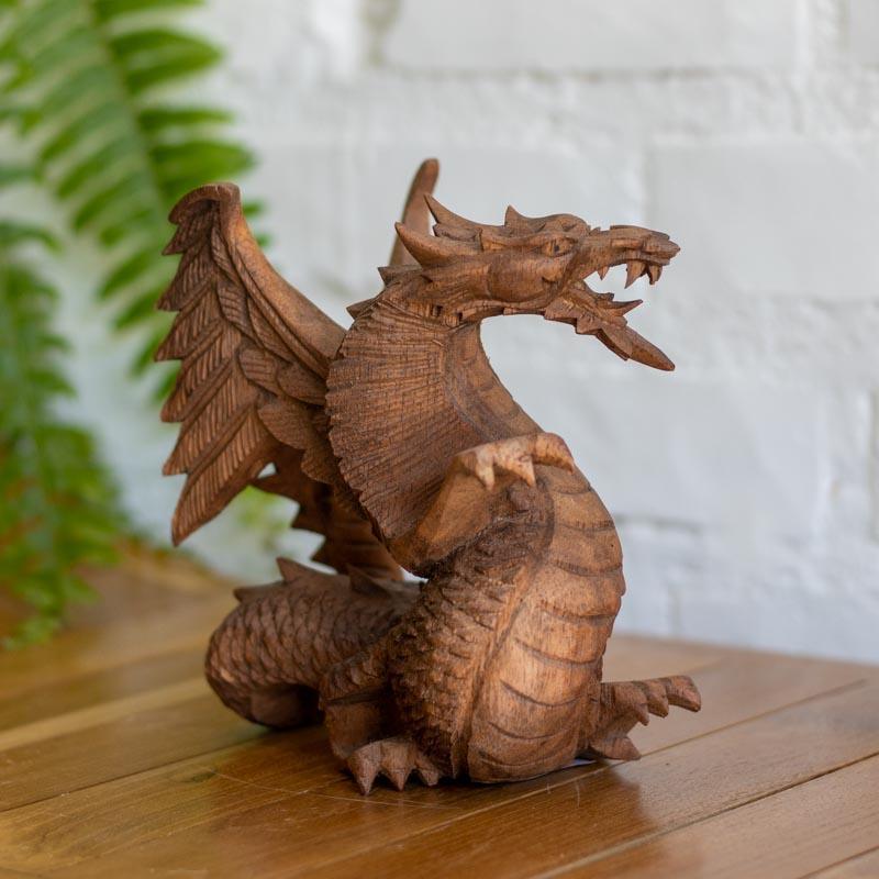 Peça artesanal em madeira suar representando dragão alado de Bali.