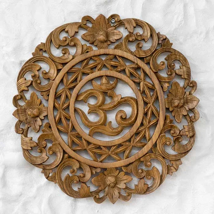 Mandala Om Floral artesanal entalhada à mão em madeira de Bali.