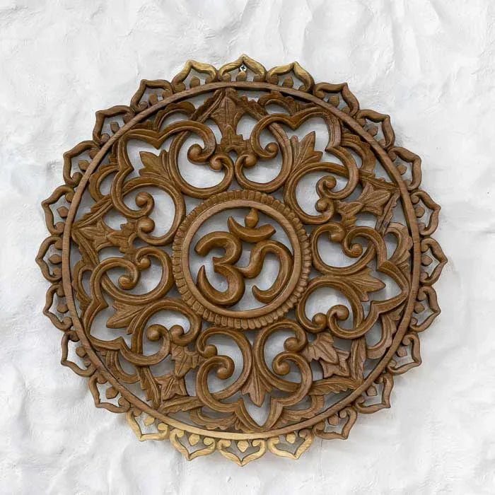 Arte espiritual de Bali — mandala entalhada com ornamentos florais.