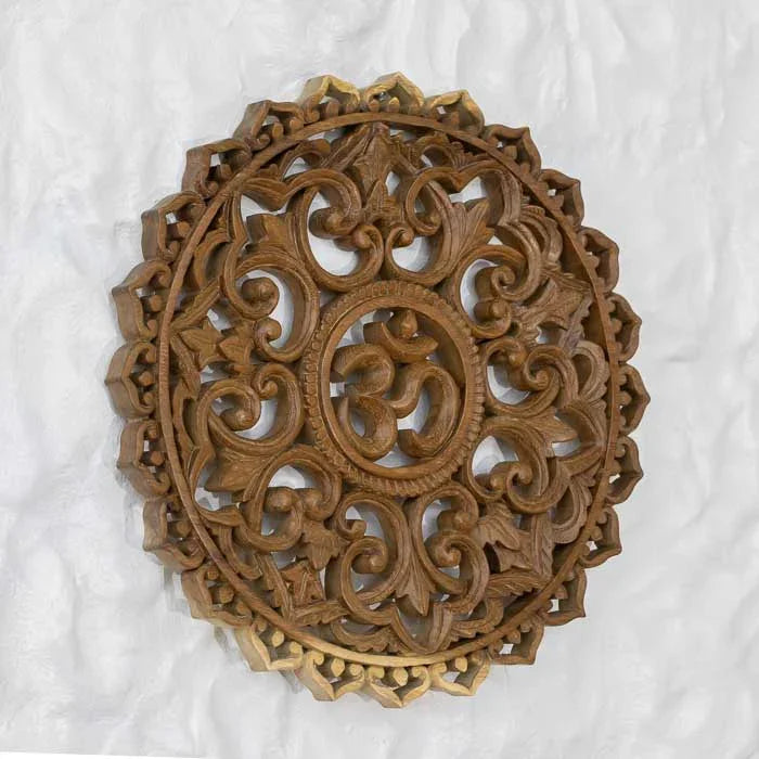 Escultura redonda de madeira com entalhes do símbolo Om Floral.