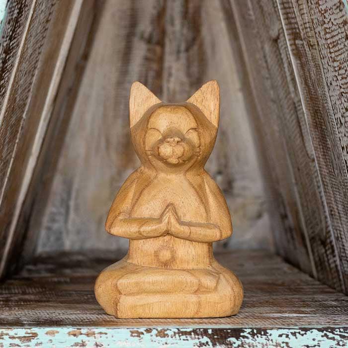 Escultura Gato Namastê artesanal entalhada à mão em madeira de Bali.