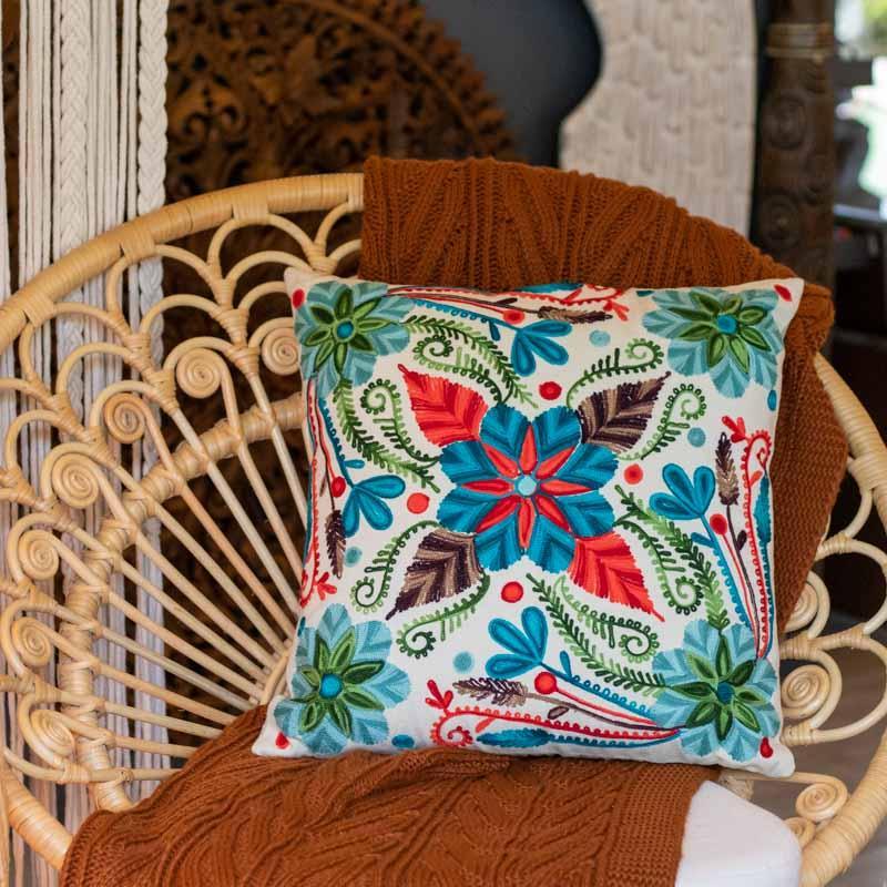Explore the exuberance of Almofada Indiana Bordada 45cm 🌈 A peça versátil to enrich your decoração 🏯🌿