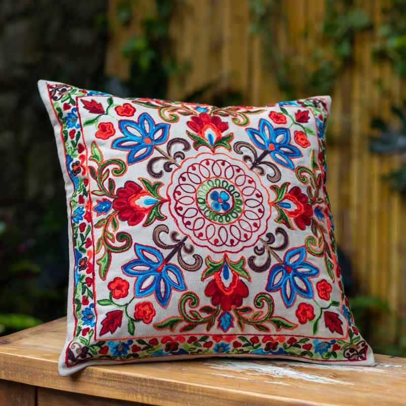 Desfrute do comfort and style with Almofada Bordada Indiana 45cm 🌸 Handcrafted with love and tradition 🏡🎨